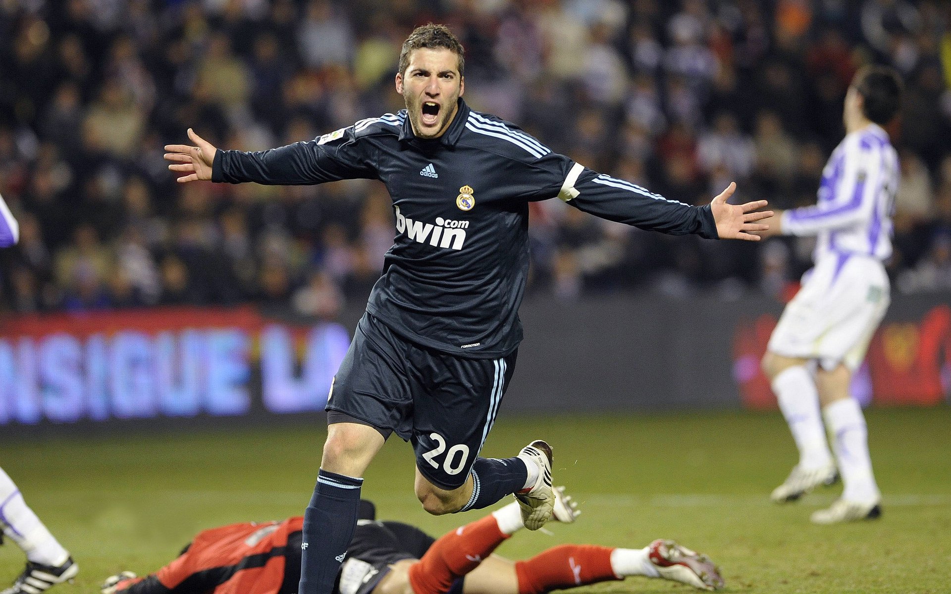 九游网页版入口-米兰双雄奋力争夺，意甲局势愈发胶着